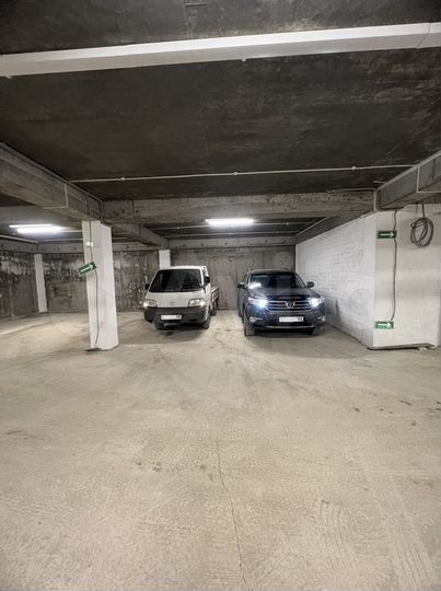 Машиноместо, > 30 м²