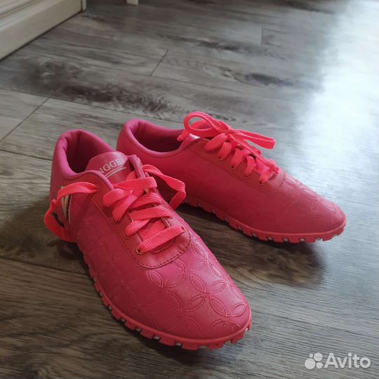 Кроссовки женские