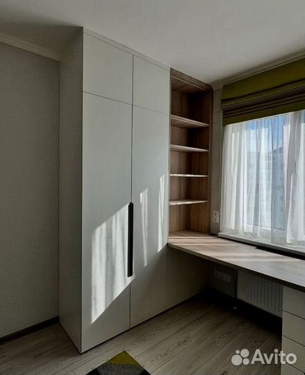 Шкаф распашной с рабочей зоной у окна