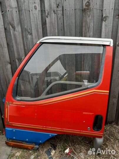 Петля двери передняя левая Mitsubishi Fuso Canter