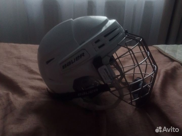 Хоккейный шлем