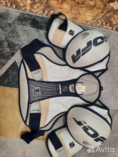 Нагрудник хоккейный, щитки хоккейные