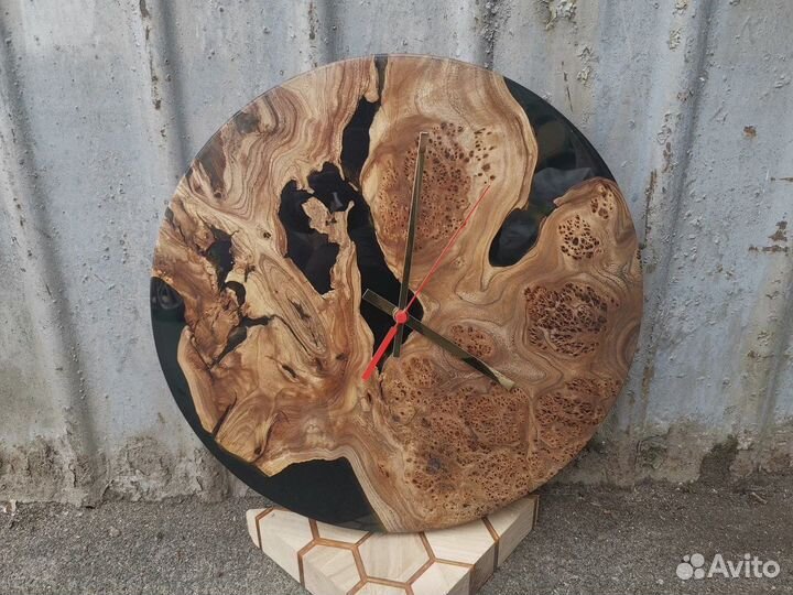 В наличии настенные часы река из слэба и смолы