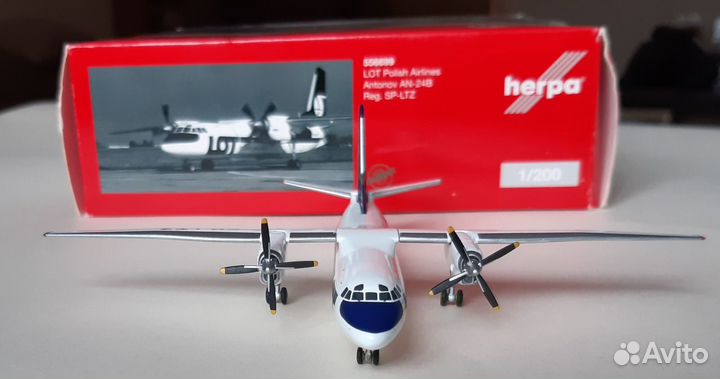 Модель самолета ан-24В LOT Polish Airlines 1:200