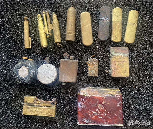 Старинные зажигалки и пепельница