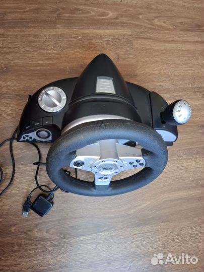 Игровой руль с педалями