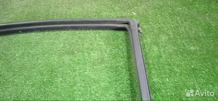 Уплотнитель стекла двери задний правый Nissan