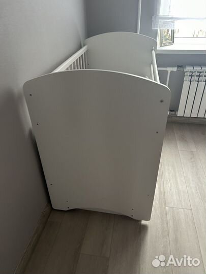 Детская кроватка с маятником и ящиком