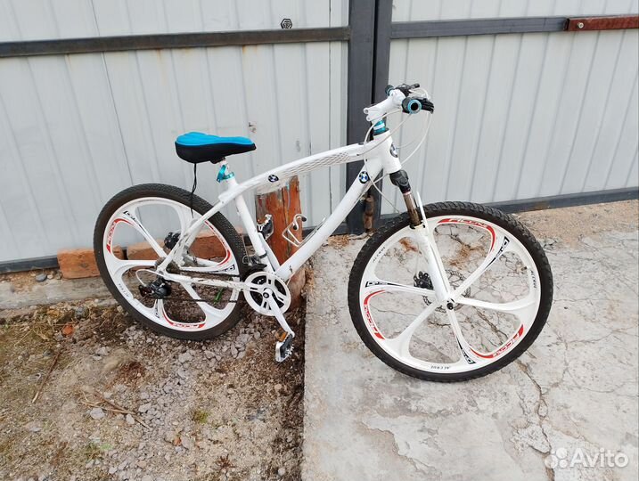 Велосипед на литых дисках BMW