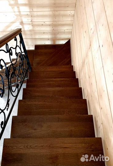 Лестница с забежными ступенями в коттедж