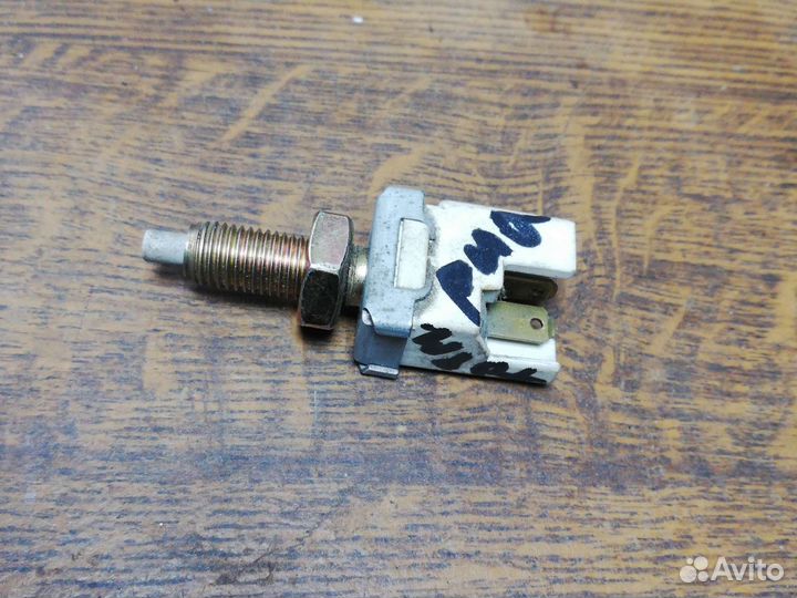 Концевик стоп-сигнала Киа Рио 1