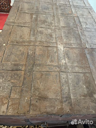 Сундук старинный