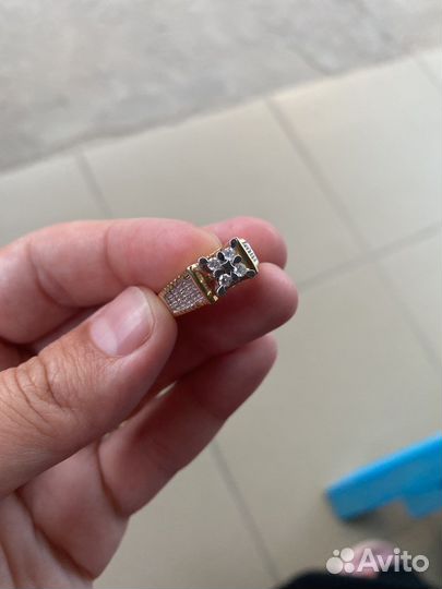 Кольцо с бриллиантом