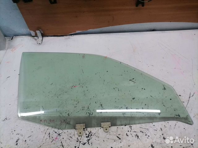 Переднее правое стекло Nissan Bluebird 14