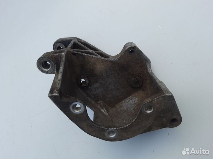 Кронштейн гидроусилителя Volkswagen Passat B3