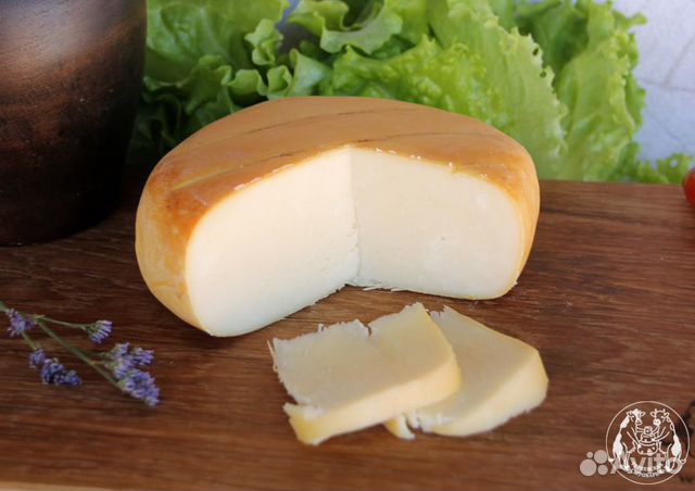 Абхазский сыр. Абхазский сыр сулугуни. Копченый сыр Абхазия. Сулугуни копченый. Сыр сулугуни Абхазия.