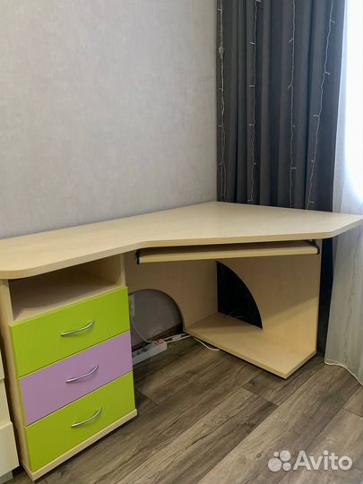 Угловой письменный стол с ящиками
