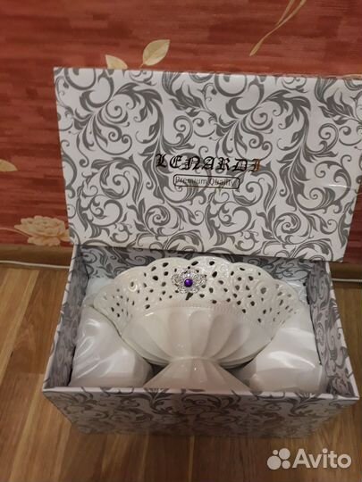 Ваза для фруктов на ножке