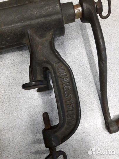 Старинная мясорубка. Ручная. Американская. Рабочая