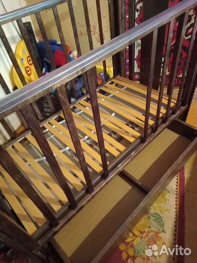 Детская кроватка с маятником