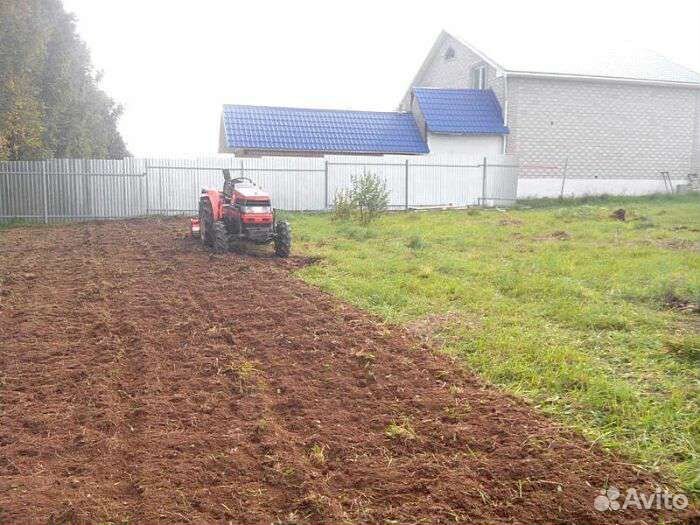 Вспашка земли японским минитрактором