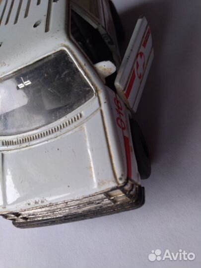 Модель машинки скорой помощи