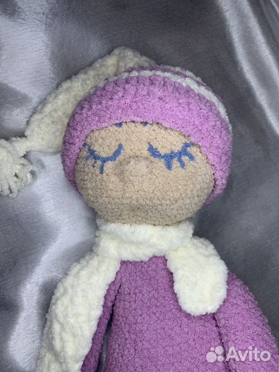 Вязаная кукла из плюшевой пряжи ручной работы