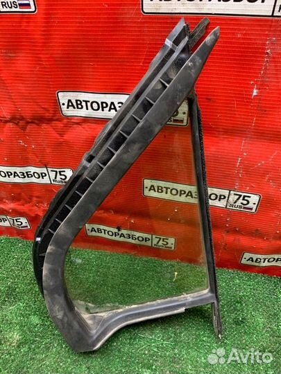 Форточка кузова передняя правая Toyota Vitz KSP130