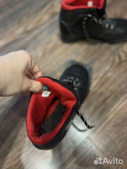 Лыжные ботинки с лыжами