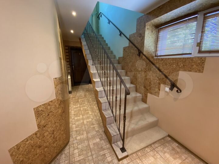 3-к. квартира, 136 м², 2/4 эт.