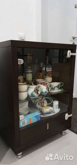 Комод со стеклянной витриной