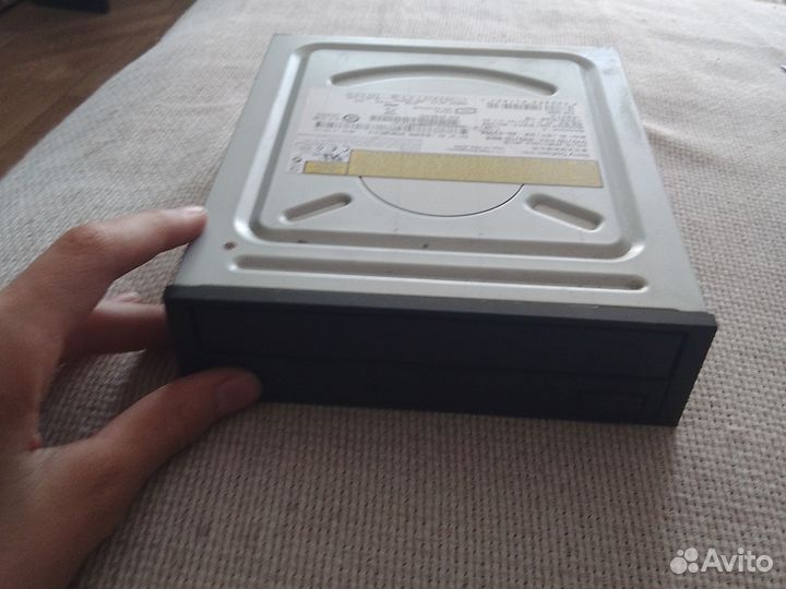 CD дисковод подключается по разъему scsi
