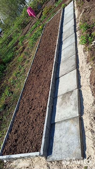 Забор бетонный, грядки