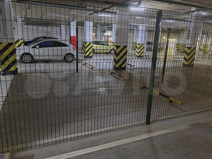 Машиноместо, > 30 м²