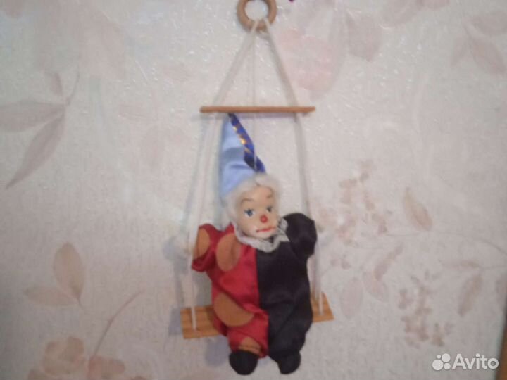 Кукла клоун на качели