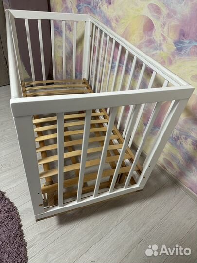 Детская кроватка с маятником