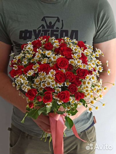 Кустовые розы и ромашки