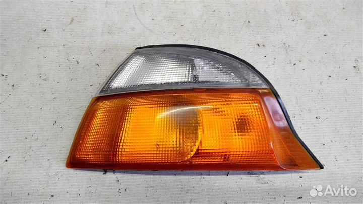Указатель поворота левый желтый Toyota Hiace H100