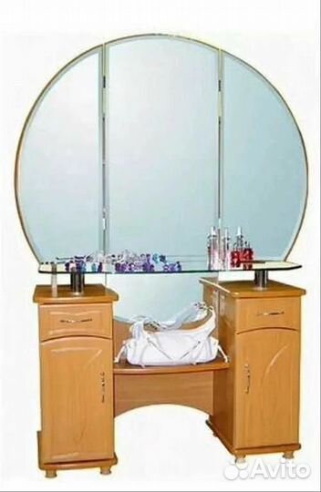 Туалетный столик с зеркалом