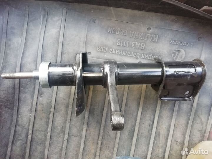 Передняя левая стойка