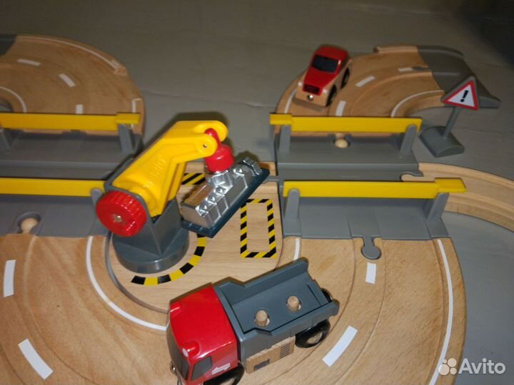Брио железная дорога с автодорогой brio