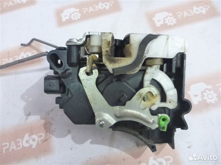 Замок двери передний левый Mitsubishi Lancer CS1A