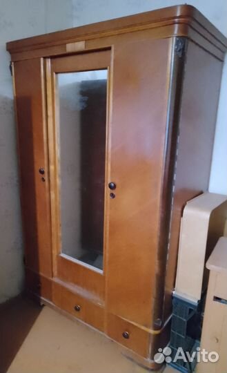 Старинный советский плательный шкаф