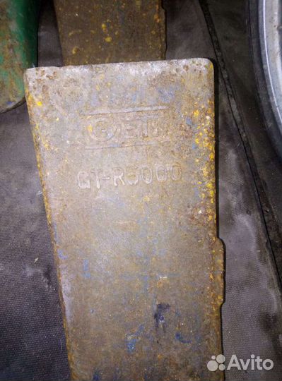 Продам завчасти на экскаватор хюндай