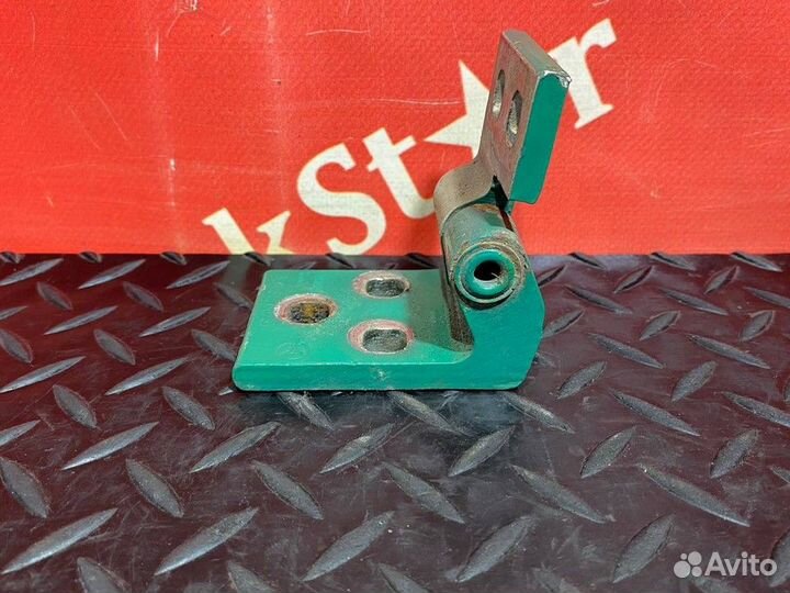 Петля двери левой