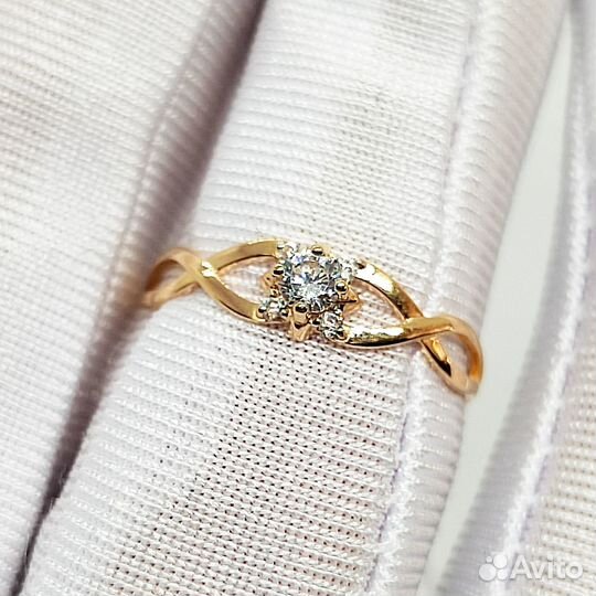 Золотое кольцо с камнем 17р