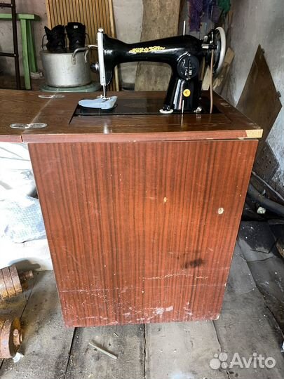 Швейная машина Чайка 115 ножная с тумбой