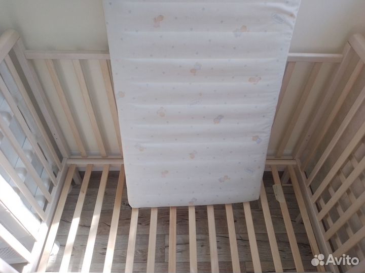 Детская кроватка с матрасом