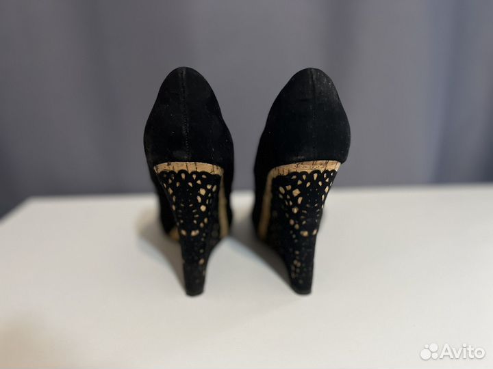 Босоножки женские на танкетке