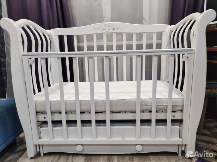 Детская кроватка с маятником и ящиком